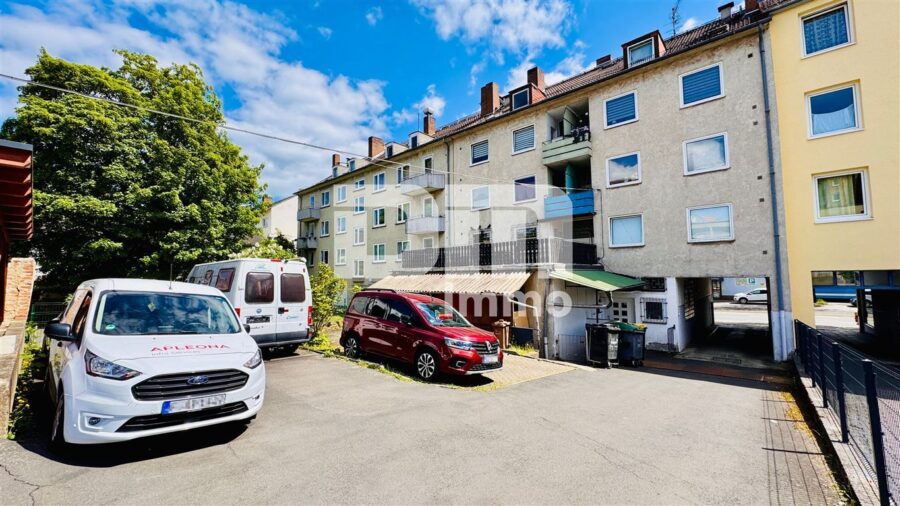 Modernisiertes Mehrfamilienhaus mit 8 Wohneinheiten und 2 Gewerbeflächen - Rückansicht / Parkflächen